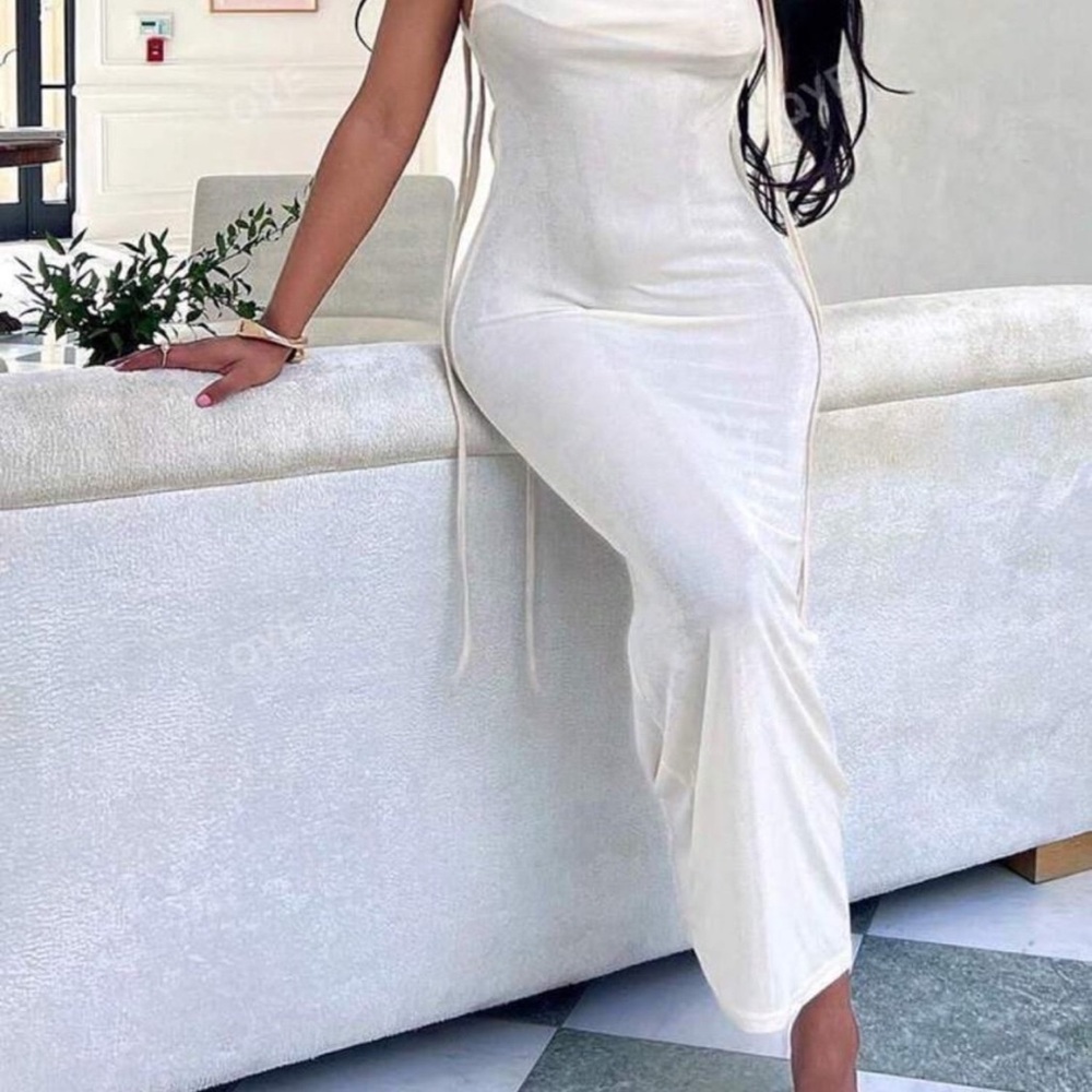 Elegant White Sleeveless Dress